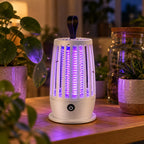 Lampe allumée le soir au milieu de plantes d'intérieur, des moucherons attirés par la lumière UV