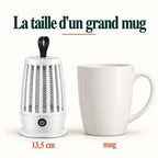Comparaison de taille : la lampe de 13,5 cm à côté d'un grand mug