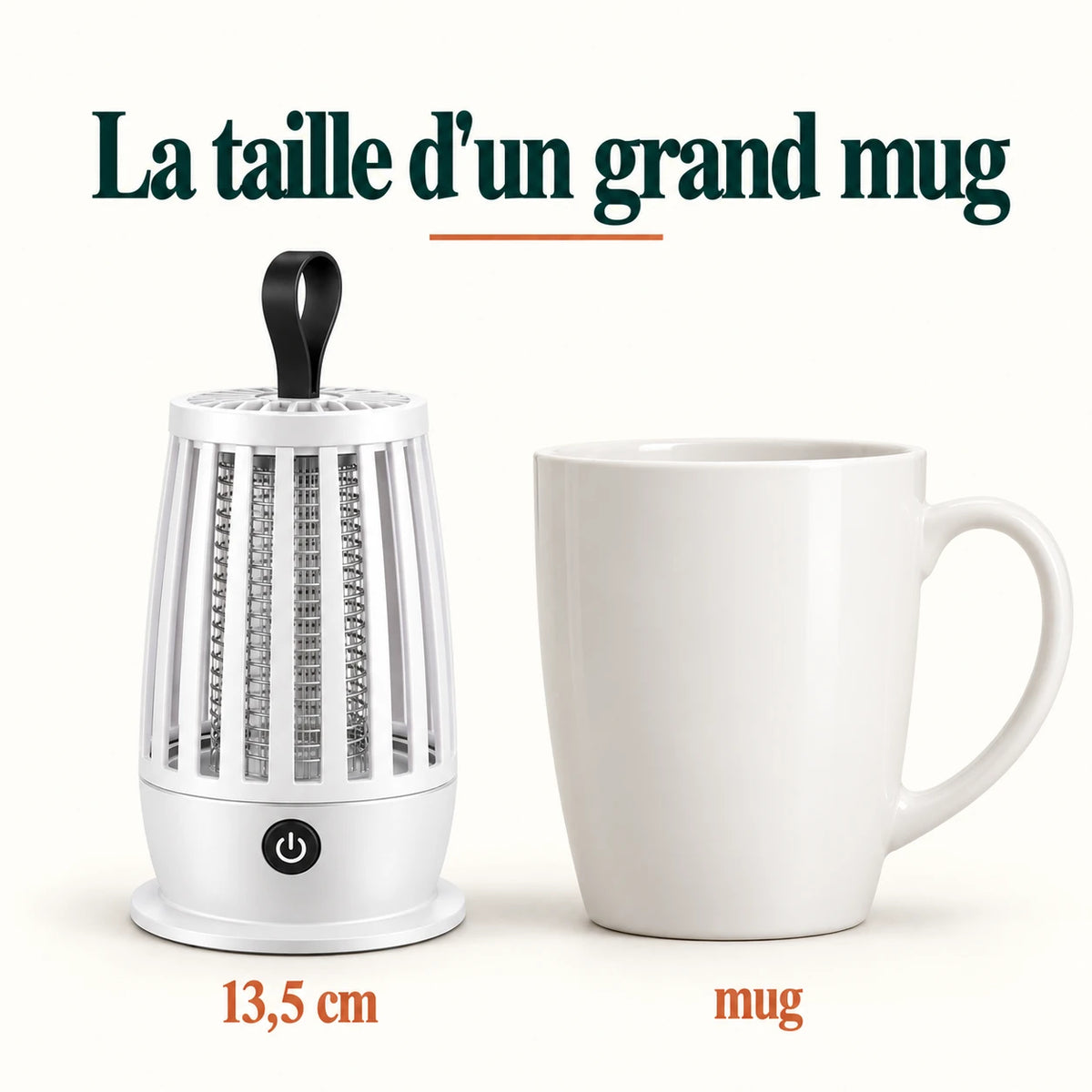 Comparaison de taille : la lampe de 13,5 cm à côté d'un grand mug