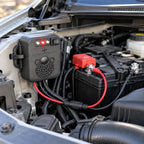 Le répulsif installé dans un compartiment moteur, relié aux bornes de la batterie
